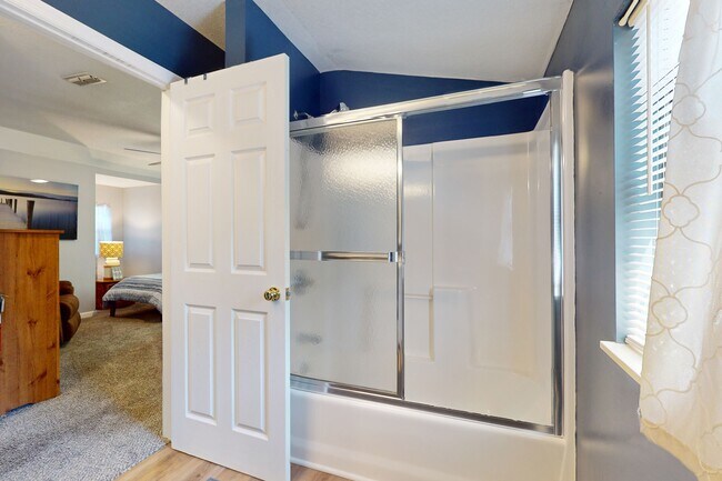 Building Photo - 247 Lakeview Ln