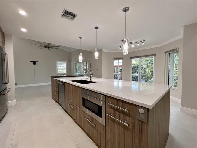 Building Photo - 720 Birdie Ct