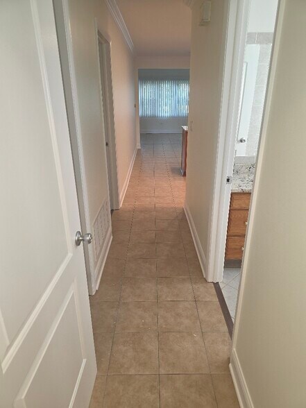 Building Photo - 826 E Capri Dr