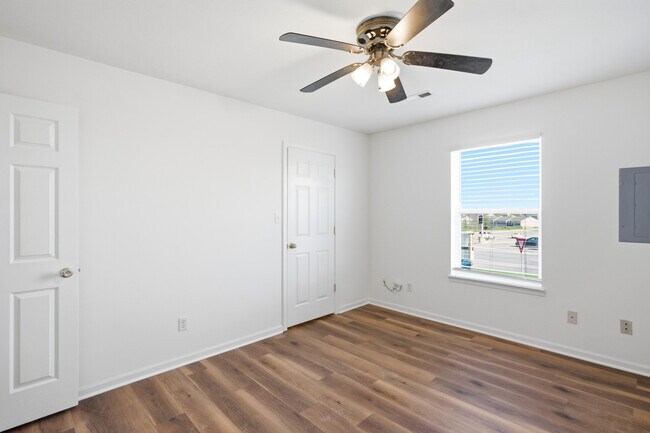 Building Photo - 2401 Northampton Dr