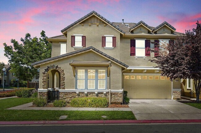 Building Photo - ADORABLE 4 BED/2.5 BATH TOWNHOME WITH CORNER LOT AND LARGE FENCED REAR YARD WITH PATIO