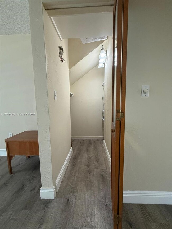 Building Photo - 10814 N Kendall Dr