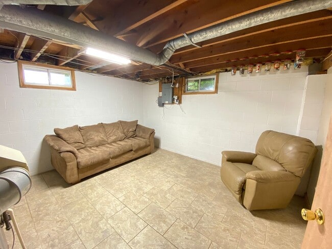 Building Photo - Now leasing for May 2026! Four Bed/Two Bath