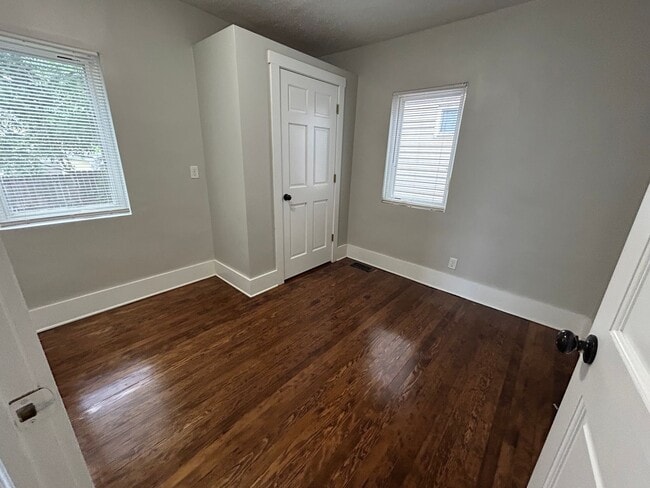 Building Photo - Right Size and a Great Location! Two bedroom Home!