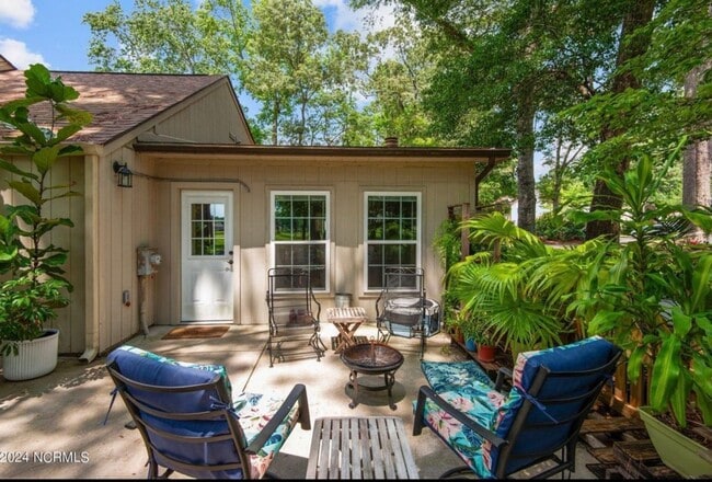 Building Photo - Exquisite One Level Townhome Quarterdeck Townes 2x2 Riverbend