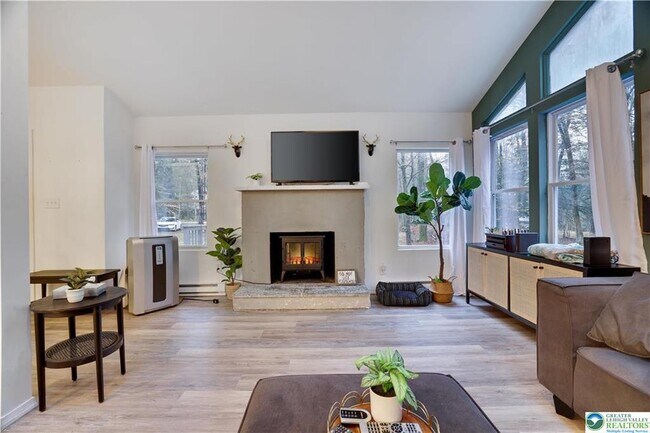 Building Photo - 421 King Arthur Rd