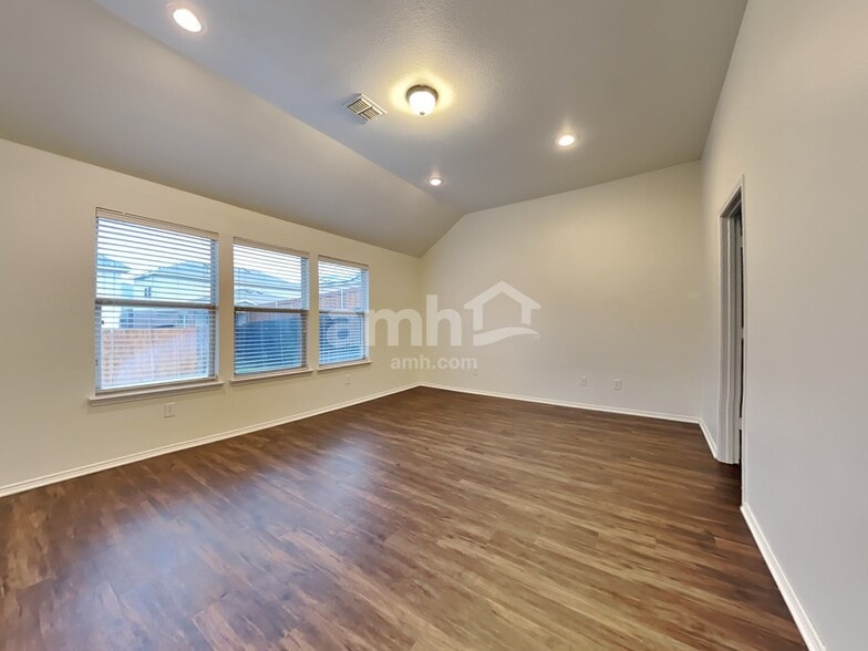 Building Photo - 6005 Stirrup Iron Dr