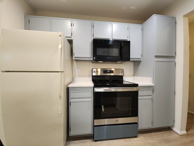 Building Photo - 7908 Pearlbush Dr