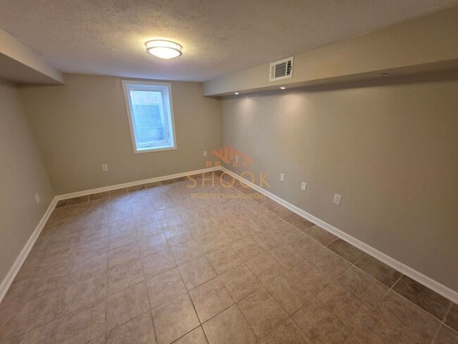 Building Photo - / MOVE IN SPECIAL / SIGN YOUR LEASE BY THE END OF MARCH 15 AND GET A $500 CREDIT! UPDATED RANCH C...