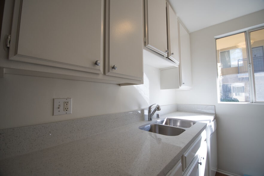 Building Photo - 4565 Hazeltine Ave