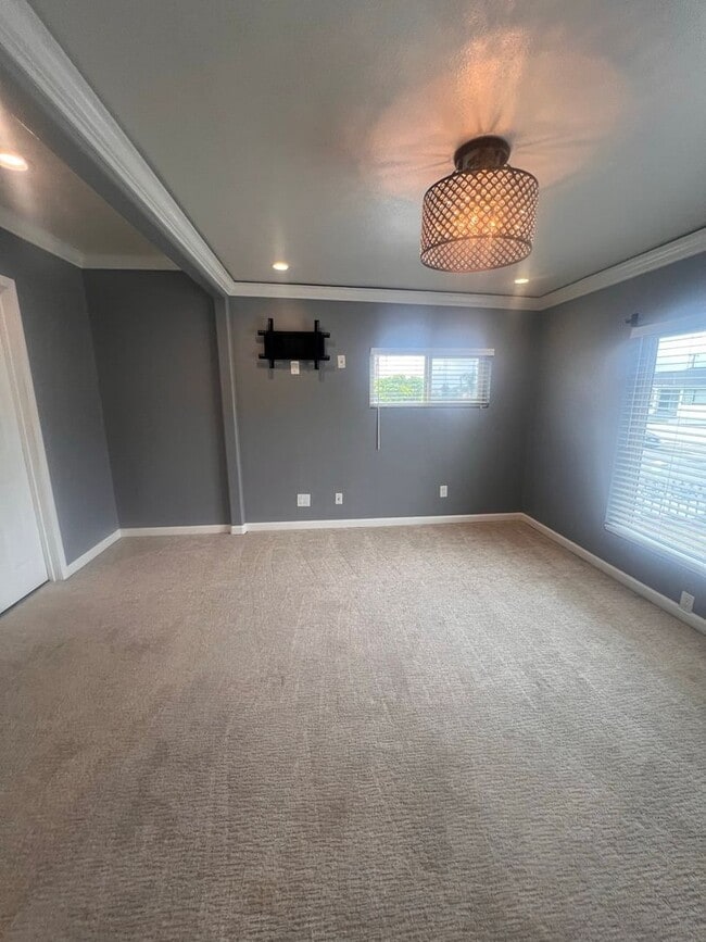 Building Photo - Beautiful 3 Bed / 2 Bath Home with Detached Bonus Space