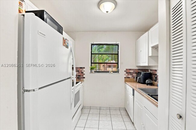 Building Photo - 6375 SW 136th Ct