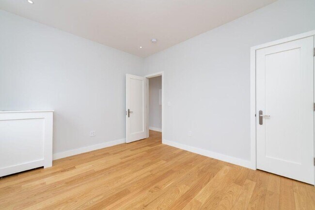 Building Photo - Great 1.5 Bed Located Close to Green Line and Dunkins'!