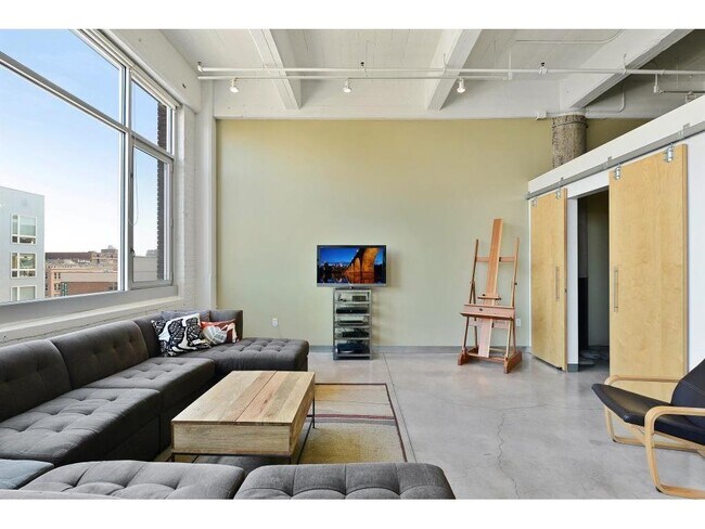 Building Photo - 700 N Washington Ave