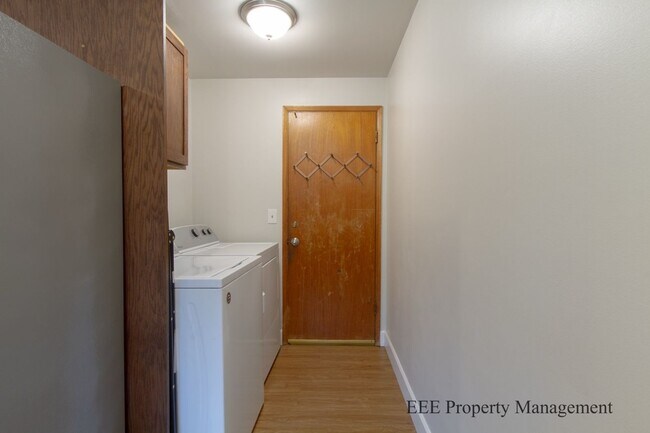 Building Photo - Bellevue Home in Phanton lake Area