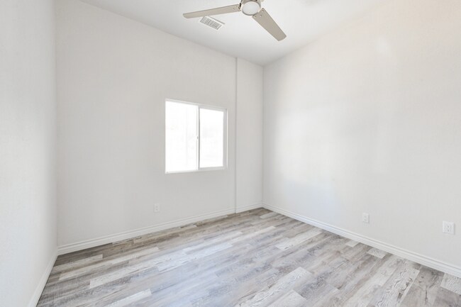 Building Photo - 207 W Cypress Ave