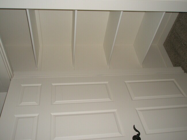 Building Photo - 3 Bedroom, 2.5 Bathroom Townhouse with Fireplace