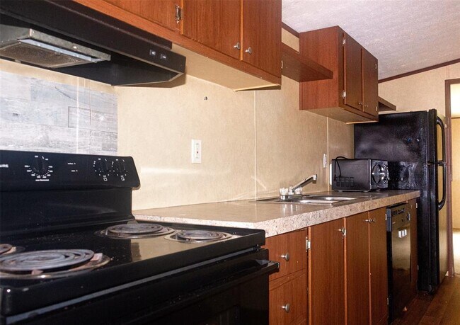 Building Photo - 8916 Lakeside Dr