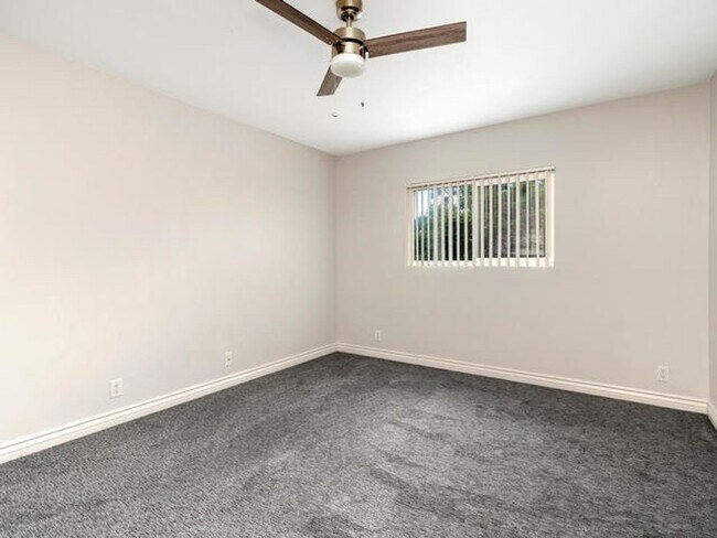 Building Photo - Beautiful Upper Level Condominium Home