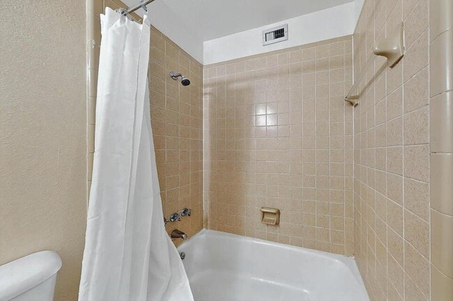 Building Photo - 939 Country Club Dr SE