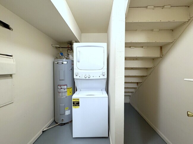Building Photo - Comfortable Unit with Functional Layout