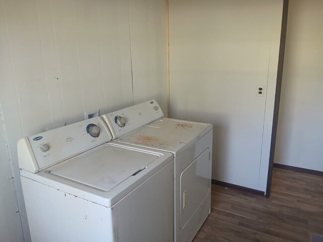 Building Photo - 11 Camelot Dr