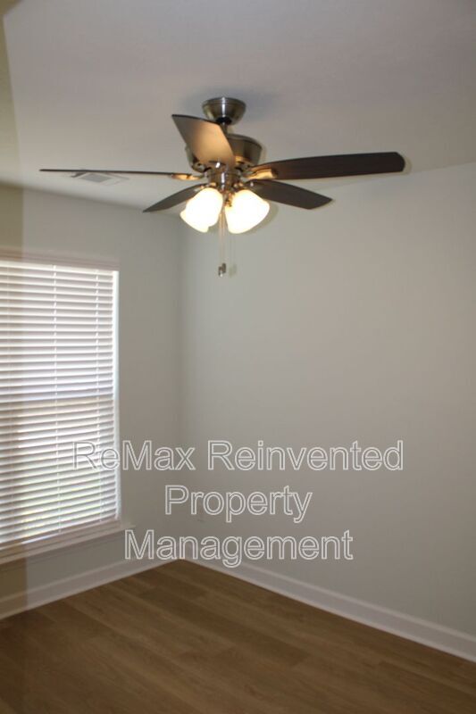 Building Photo - 921 Holbrook Dr