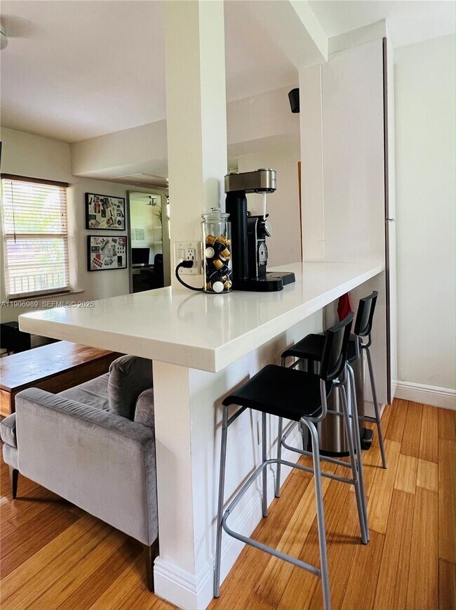 Building Photo - 4812 Pine Tree Dr