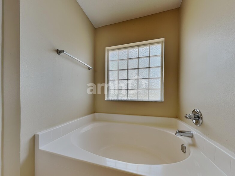 Building Photo - 2085 SE North Blackwell Dr