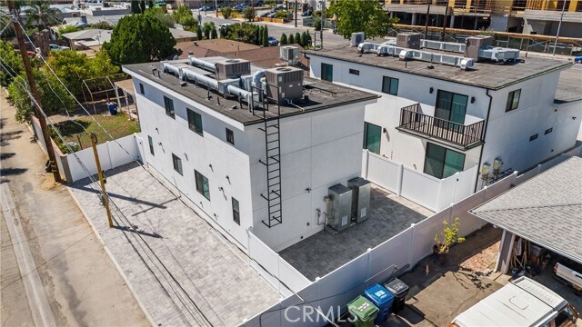 Building Photo - 11140 Woodley Ave