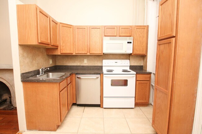 Building Photo - Spacious Bilevel 1 BR, 1.5 BA & More!*Avai...