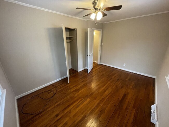 Building Photo - 2 Bedroom 1 Bathroom Duplex Downtown Raleigh!