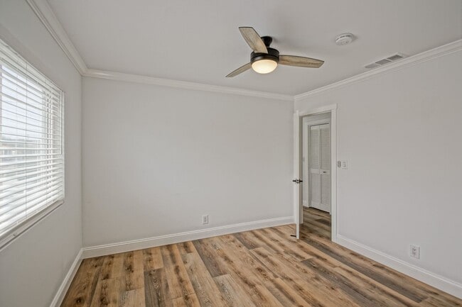 Building Photo - Beautifully Remodeled, Detached Front Town...