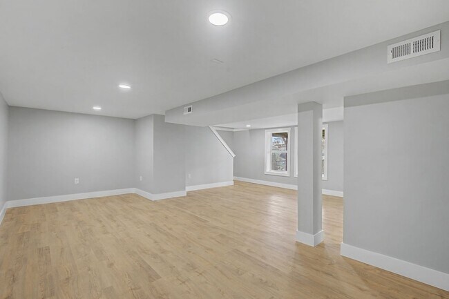 Building Photo - 534 Rosewood Dr