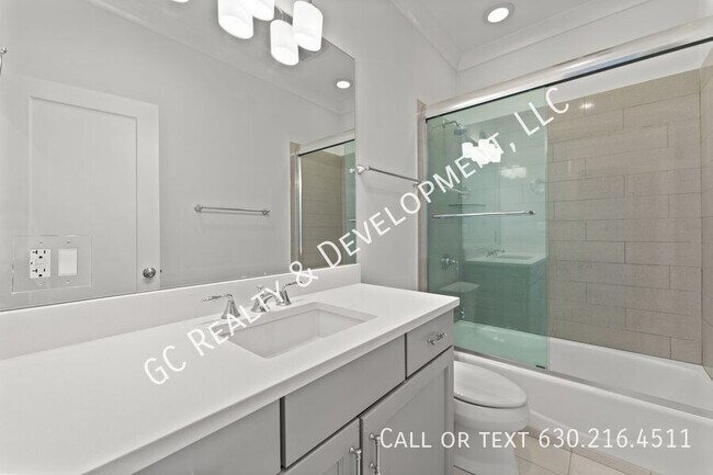 Building Photo - 2326 N Greenview Ave