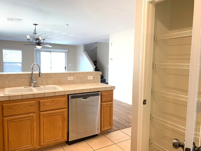 Building Photo - 3 Bedroom House in gated community