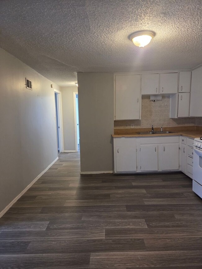 Building Photo - 4 Bed 1 Bath - NEW TO MARKET