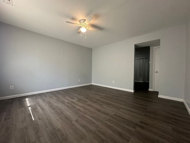 Building Photo - Available Now! Townhouse in Jacksonville