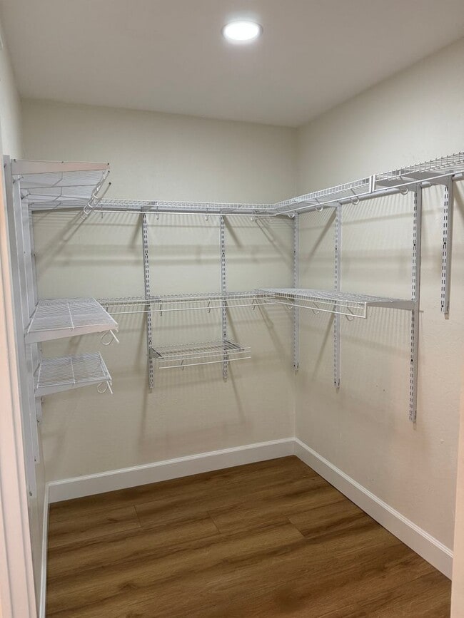 Building Photo - Beautiful 3 Bedroom 2 Bathroom Single fami...