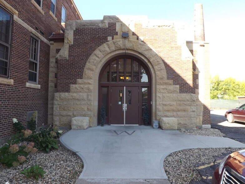 North Entry - 410 W 2nd Ave