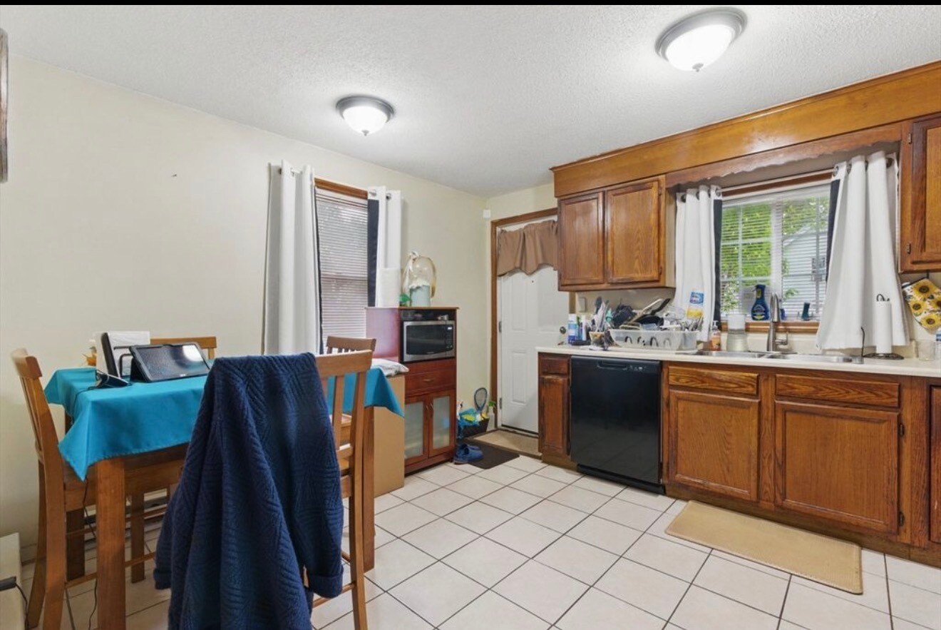 Building Photo - 82 Cherrelyn St