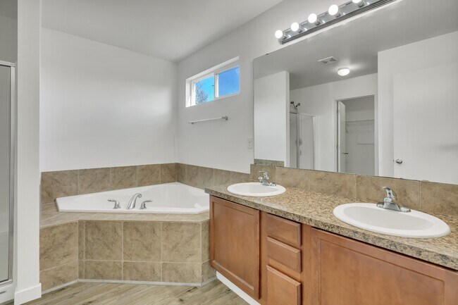 Building Photo - Silver Lake Home Available now