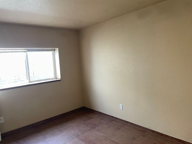 Building Photo - Spacious & Unique 3BD/2BA Townhome w/ Gara...