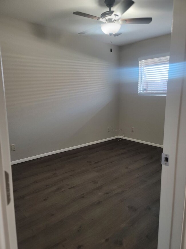 Building Photo - 4819 E Cambridge Ave