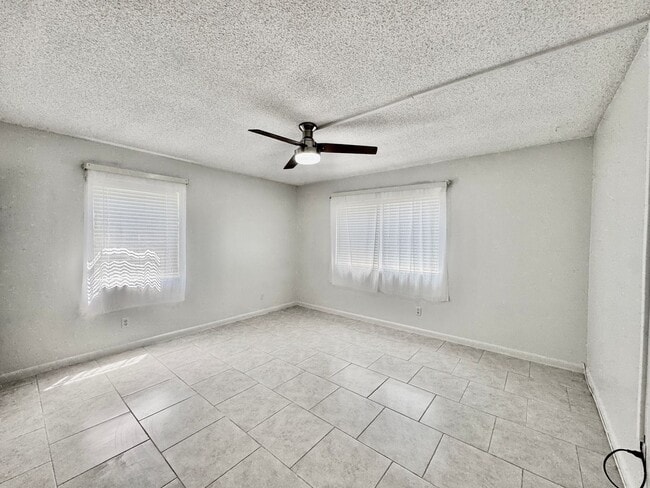 Building Photo - Charming 2 bed/ 2 bath in Royal Palm Villas