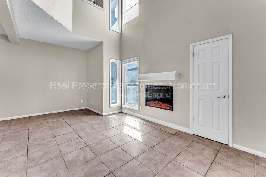 Building Photo - 930 E Primrose St