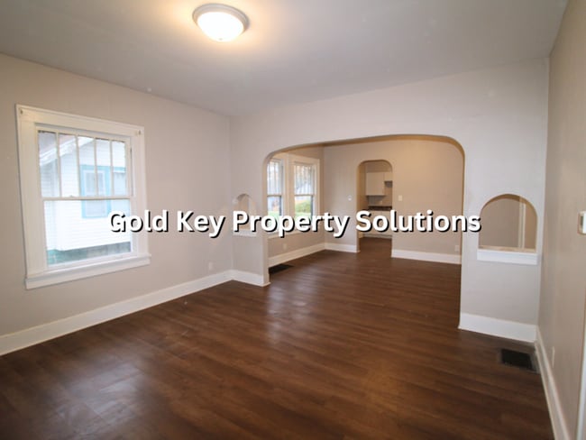 Building Photo - Spacious 2 BR 1 BA House with Covered Front Porch (SECTION 8 APPROVED)