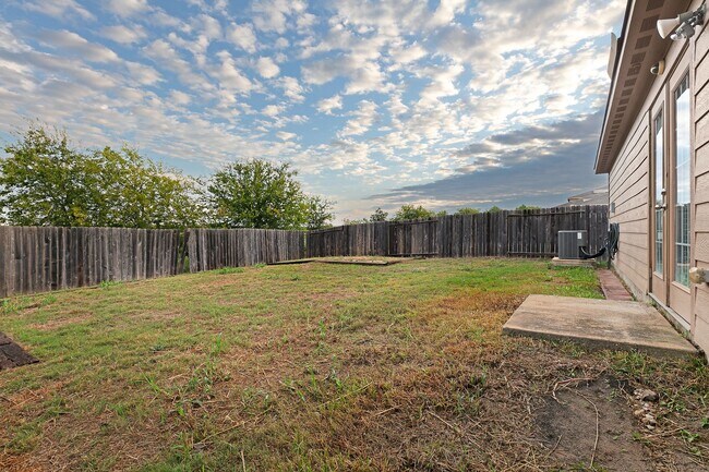 Building Photo - Luckey Ranch Single Story 3 bedroom with d...