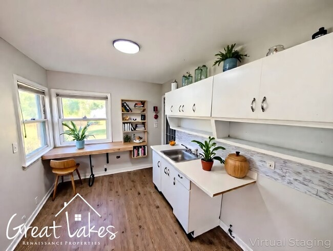 Building Photo - Cozy 2 Bedroom 1 Bathroom now available fo...