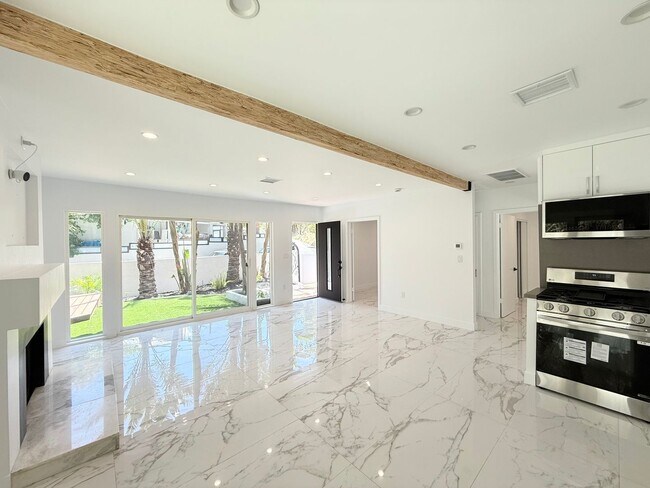Building Photo - Sunset Plaza Home for Lease